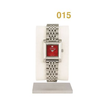 ساعة يد Gucci مربعة بأرضية وشعار داخلي وسوار معدني