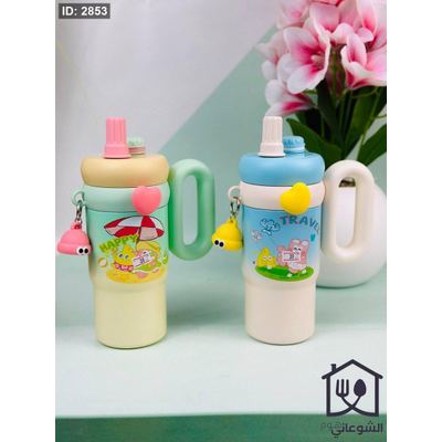 مطرة ماء مع يد و مصاصة مرسمة