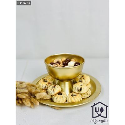 تمرية / مضيفة مع صحن ذهبي