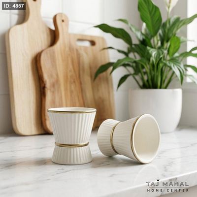 طقم فناجين قهوة عربية بورسلان أبيض بتصميم مضلع مع حواف وخطوط ذهبية