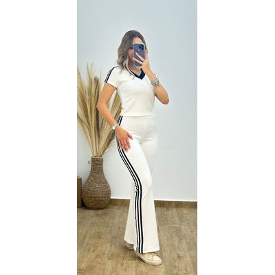طقم رياضي ابيض بقَصّة أنثوية وعصرية