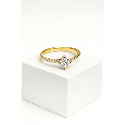 💍 خاتم أنيق مرصّع بحجر ألماس لامع ولمسة جانبية راقية من الزينة المتلألئة