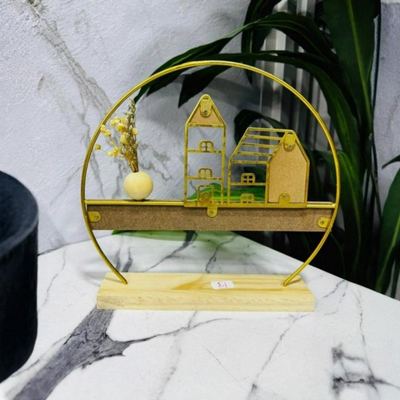 تحفة sweet home قاعدة خشبية مع طوق معدني و ووشاح خشببي ومنزل معدني قطر 25 سم