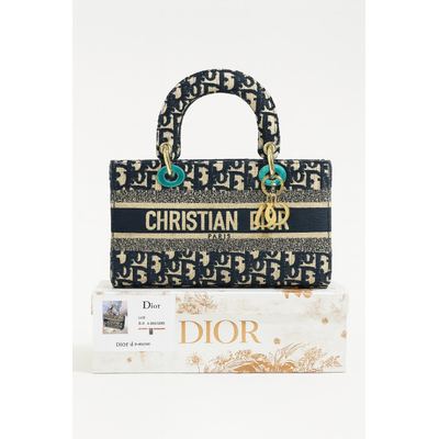 حقيبة أنيقة من مجموعة Dior Book Tote، بتصميم فاخر وتفاصيل مميزة، قاعدة الحقيبة 26 سم.