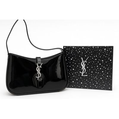 حقيبة سان لوران باللون الأسود اللامع مزوّدة بشعار YSL فضي