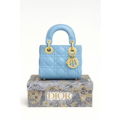 الحجم الأصغر من مجموعة Lady Dior، بتصميم فاخر ولمسة ناعمة، قاعدة الحقيبة 17 سم.