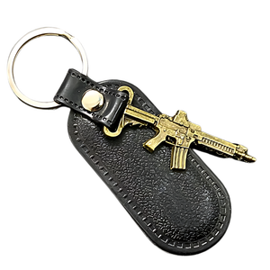 علاقة مفاتيح من المعدن والجلد على شكل M16