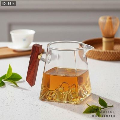 إبريق زجاجي بيد خشبية وتصميم مميز