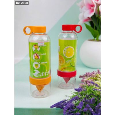 مطرة ماء شفافة مع كوب