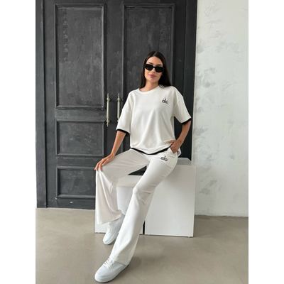 طقم رياضي بقَصّة أنثوية وعصرية