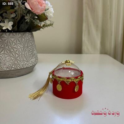 علبة بلاستيك بتغليف مخمل مع ليرات مناسبة للحنّة