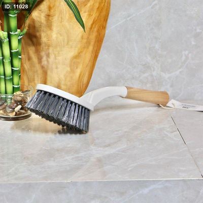 فرشاة سجاد مكوى بلاستك يد خشب طويل k170/3 =ض3