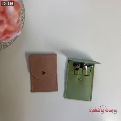 مجموعة العناية بالأظافر "مانيكير وباديكير" داخل غطاء جلد ملون بتصميم أنيق