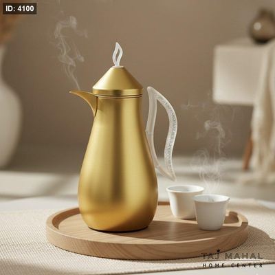 دلة قهوة بتصميم عربي بلون ذهبي مع يد شفافة