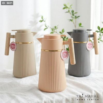 دلة تيرموس قهوة بلاستيك بتصميم مخطط وشريط ذهبي مع يد خشبية