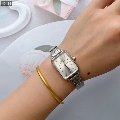 ساعة مستطيل - Daniel wellington / شامل العلبة الاصلية