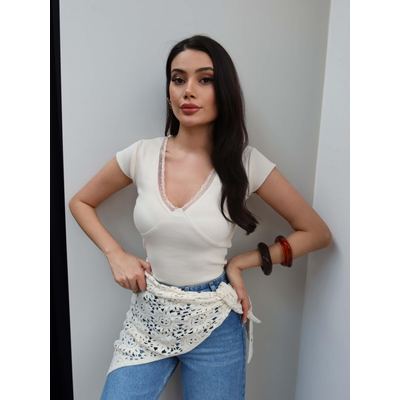 بلوزة دانتيل بيج
