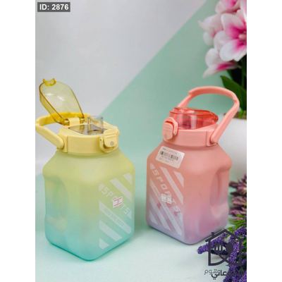 مطرة ماء مربعة مع يد