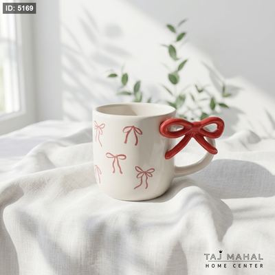 مج سيراميك أبيض بنقوش فيونكات حمراء