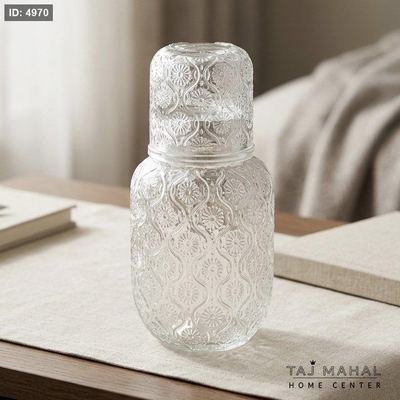 إبريق مياه زجاجي مع كوب بنقوش بارزة