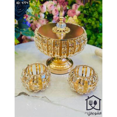 مضيفة كريستال مع متكتين ذهبي