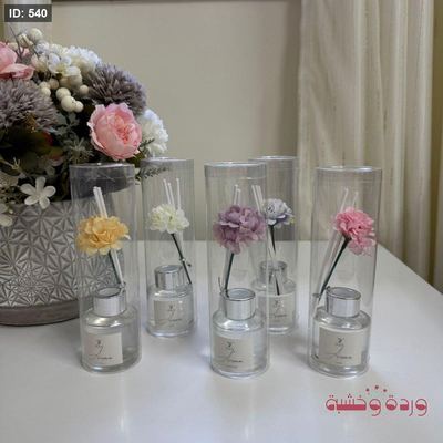 فواحة بروائح جميلة جدًا مع علبة شفاف بشكل مختلف عن المألوف