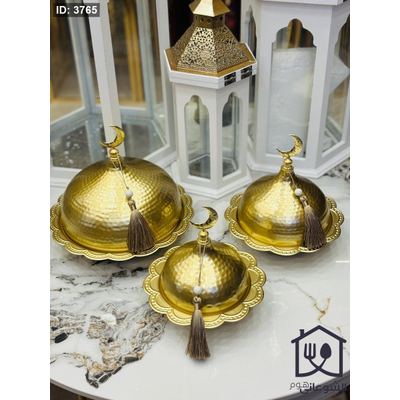 مضيفة / تمرية / معمول / مكسرات ذهبية مجور مع غطاء